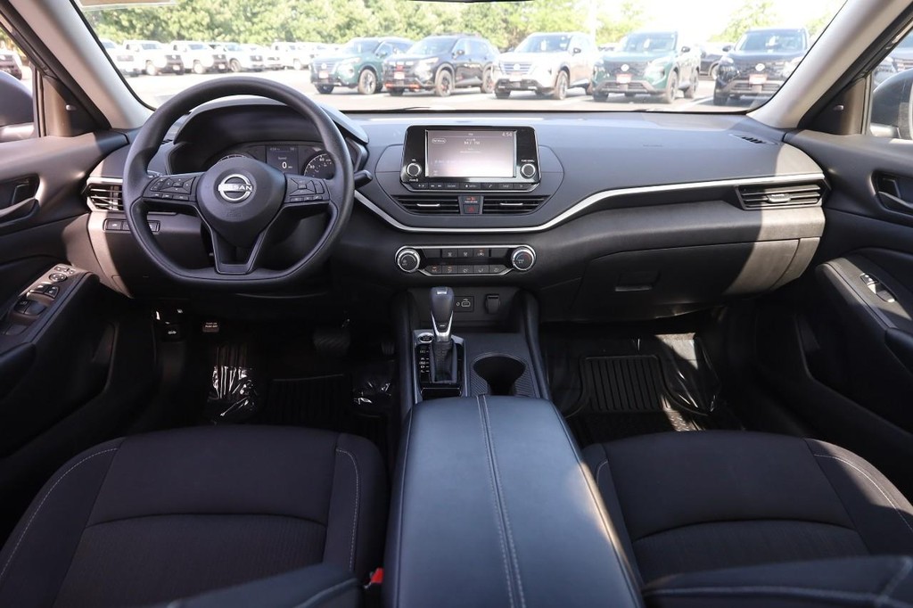 Nissan Altima Vehicle Image 20