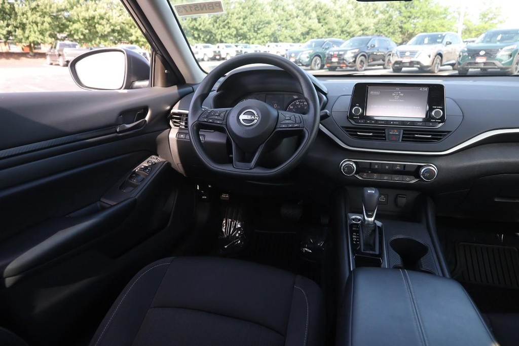Nissan Altima Vehicle Image 21