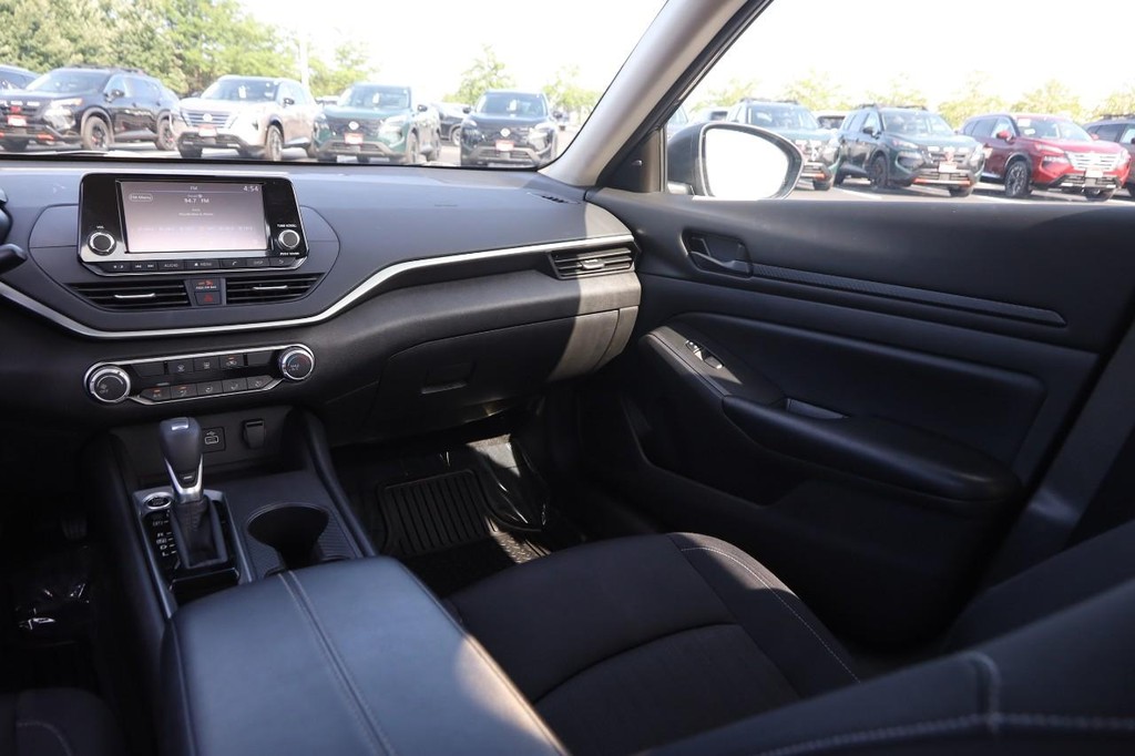 Nissan Altima Vehicle Image 24