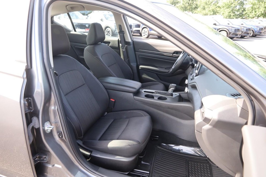Nissan Altima Vehicle Image 25