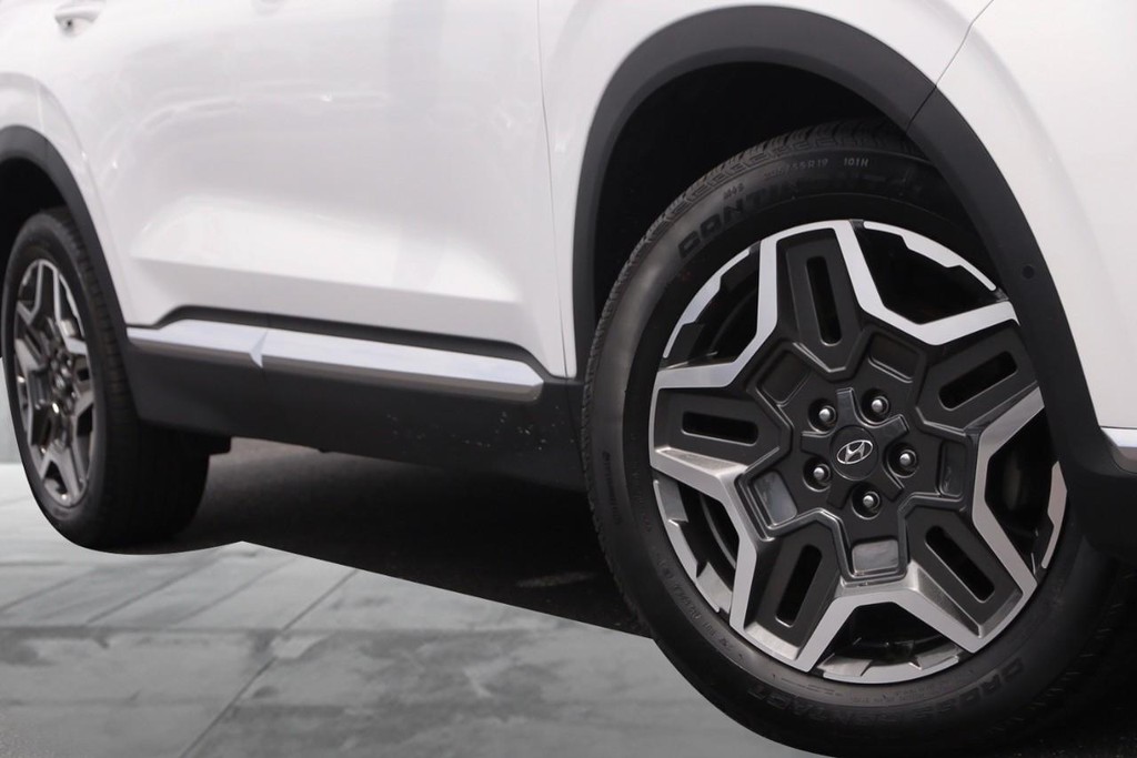 Hyundai Santa Fe Vehicle Full-screen Gallery Image 03