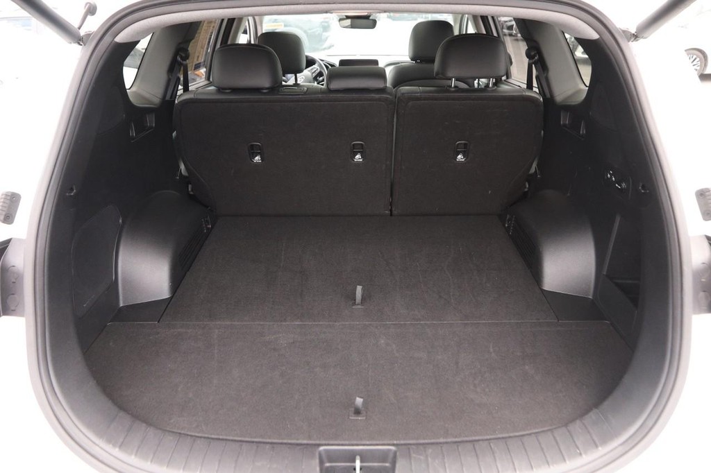 Hyundai Santa Fe Vehicle Full-screen Gallery Image 07