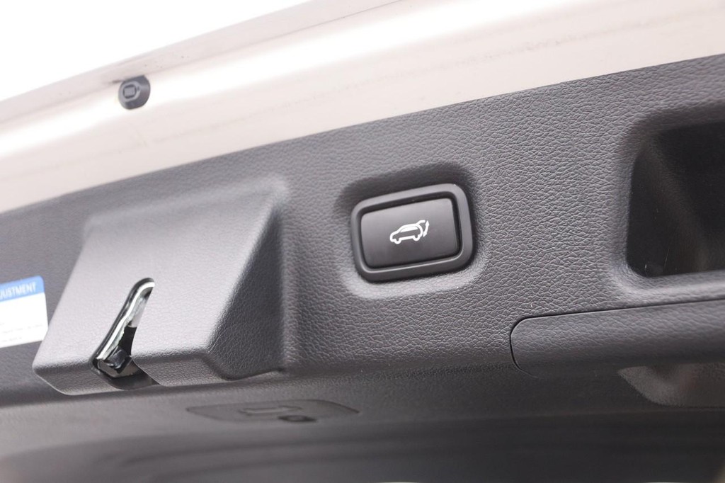 Hyundai Santa Fe Vehicle Full-screen Gallery Image 08