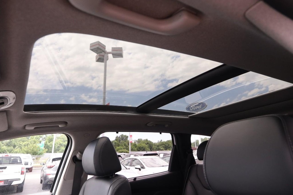 Hyundai Santa Fe Vehicle Full-screen Gallery Image 09