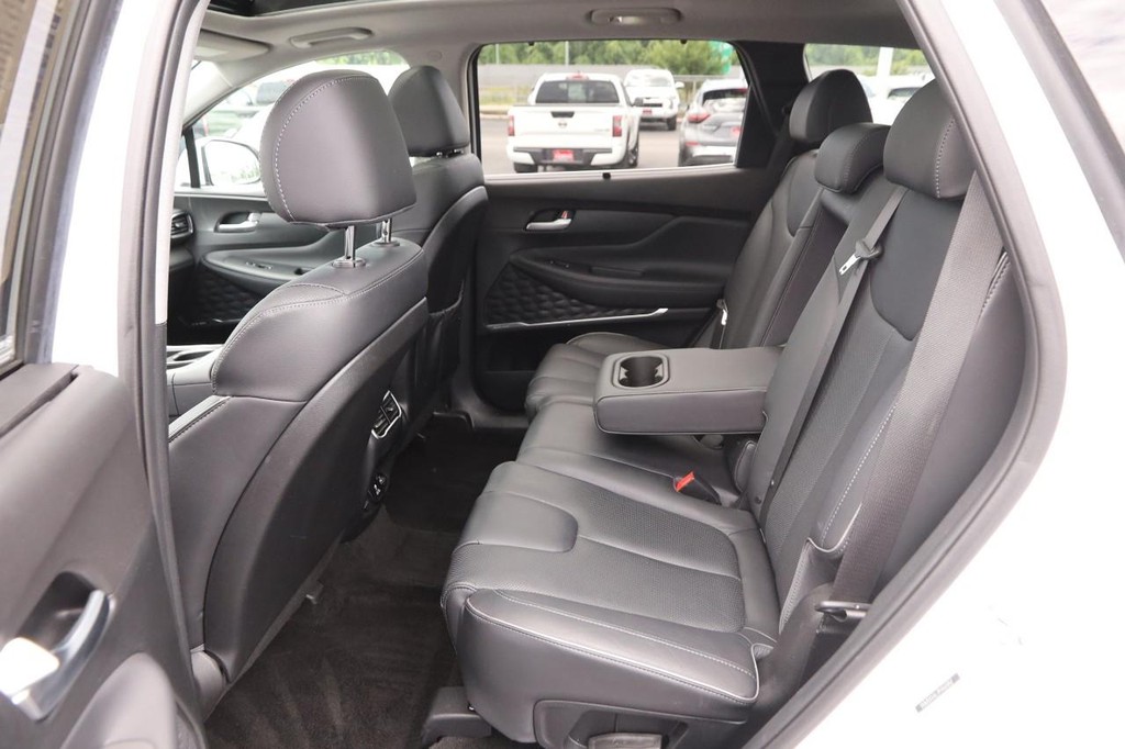Hyundai Santa Fe Vehicle Full-screen Gallery Image 11