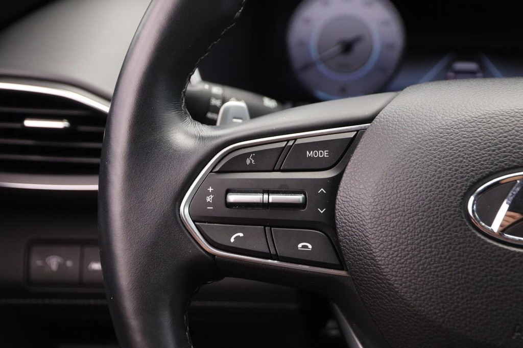Hyundai Santa Fe Vehicle Full-screen Gallery Image 13