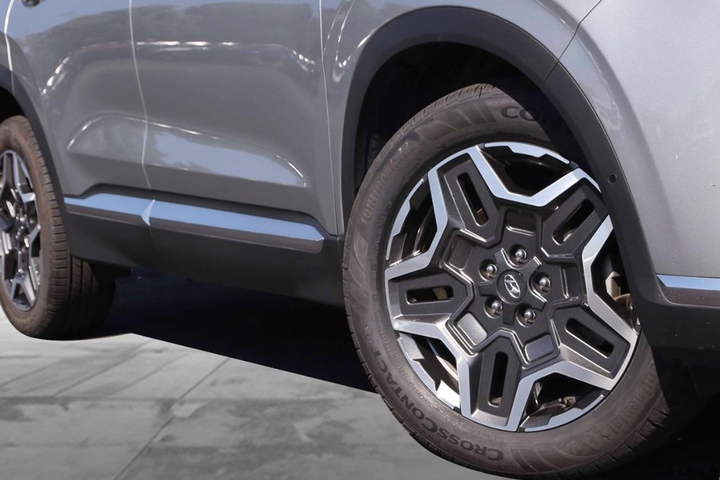 Hyundai Santa Fe Vehicle Full-screen Gallery Image 03
