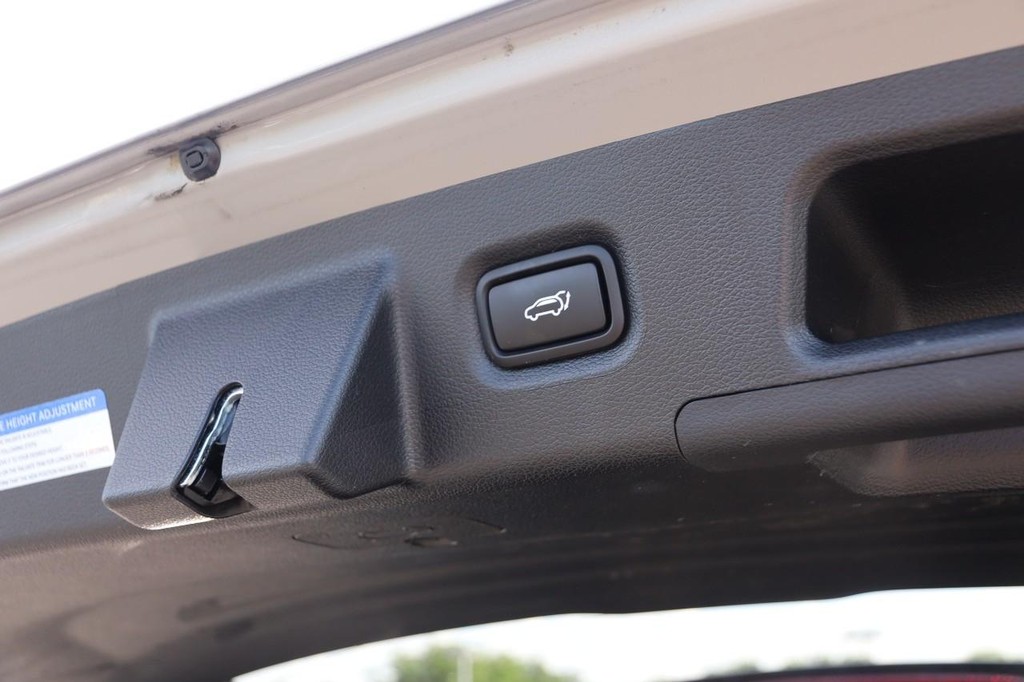 Hyundai Santa Fe Vehicle Full-screen Gallery Image 08