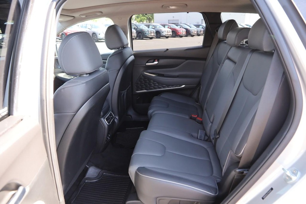 Hyundai Santa Fe Vehicle Full-screen Gallery Image 11