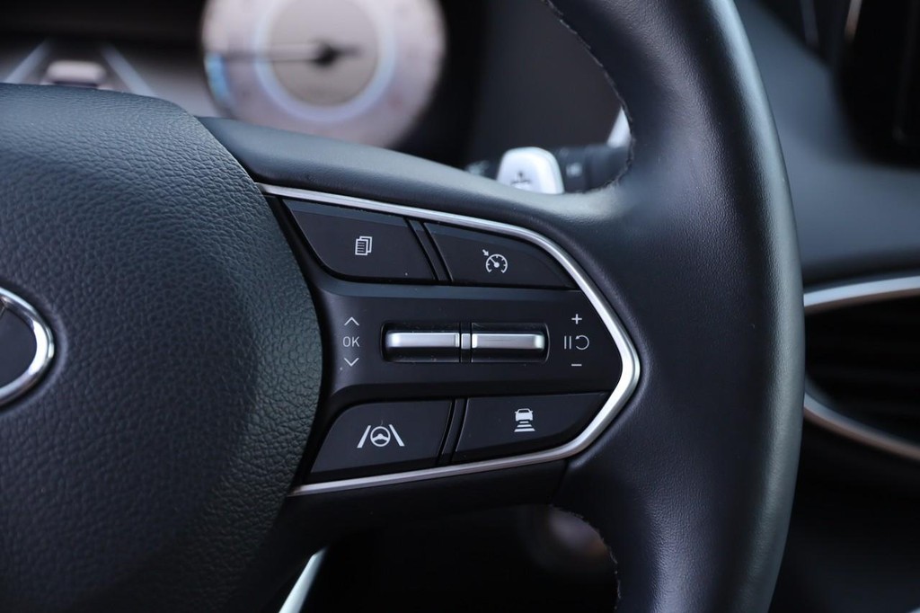 Hyundai Santa Fe Vehicle Full-screen Gallery Image 14