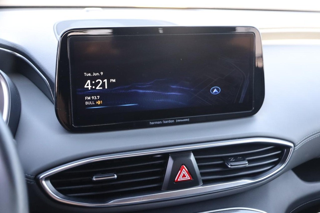 Hyundai Santa Fe Vehicle Full-screen Gallery Image 17