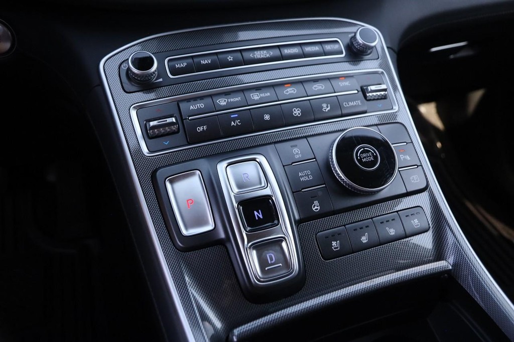 Hyundai Santa Fe Vehicle Full-screen Gallery Image 19