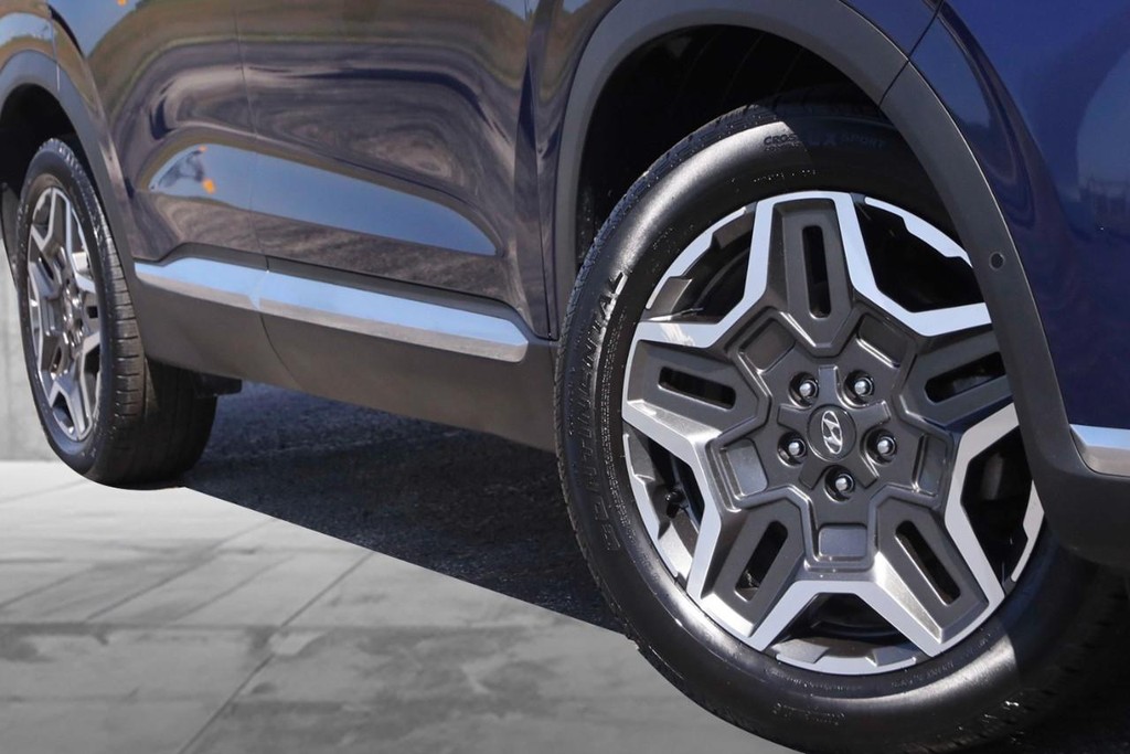 Hyundai Santa Fe Vehicle Full-screen Gallery Image 03