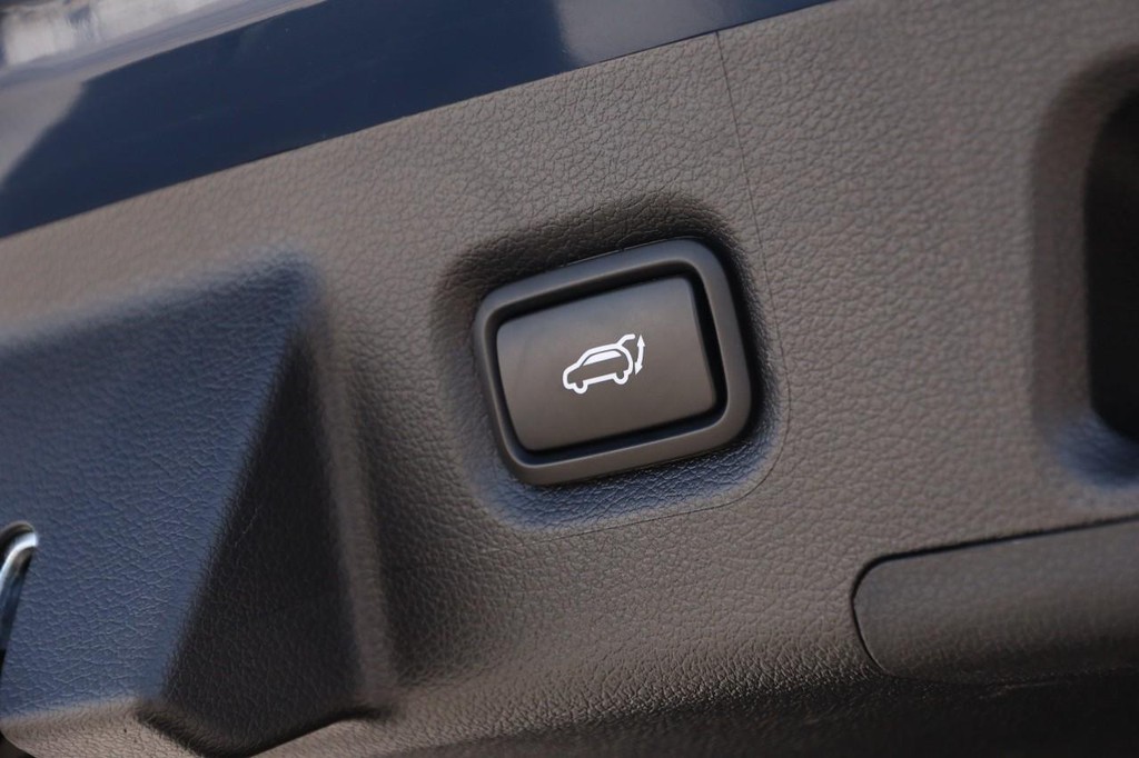 Hyundai Santa Fe Vehicle Full-screen Gallery Image 08