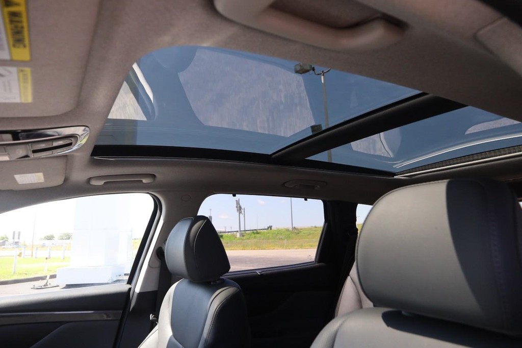 Hyundai Santa Fe Vehicle Full-screen Gallery Image 09