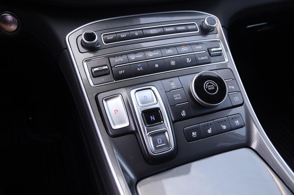 Hyundai Santa Fe Vehicle Full-screen Gallery Image 19