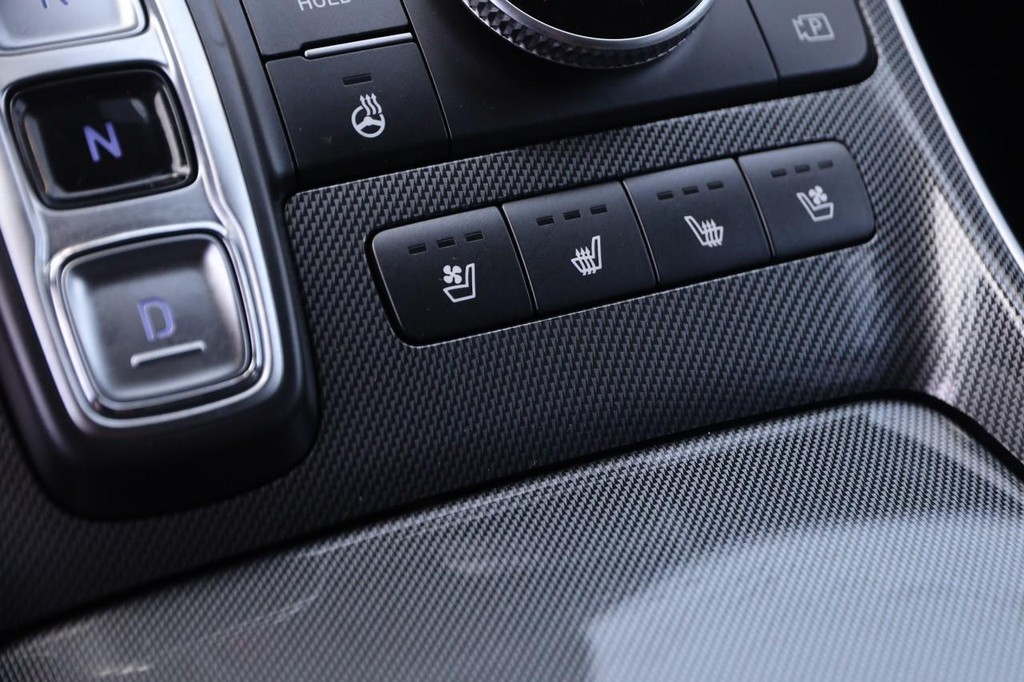 Hyundai Santa Fe Vehicle Full-screen Gallery Image 20