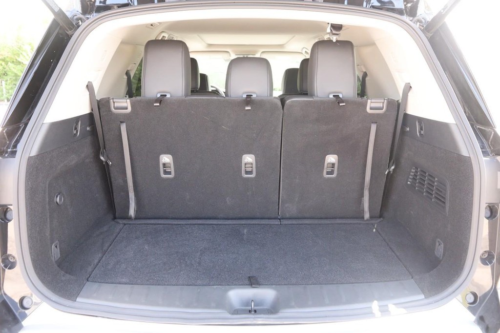 Nissan Pathfinder Vehicle Full-screen Gallery Image 8