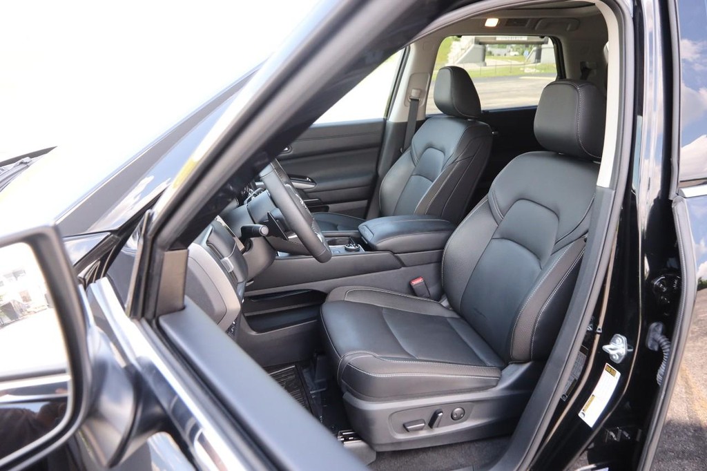 Nissan Pathfinder Vehicle Full-screen Gallery Image 10