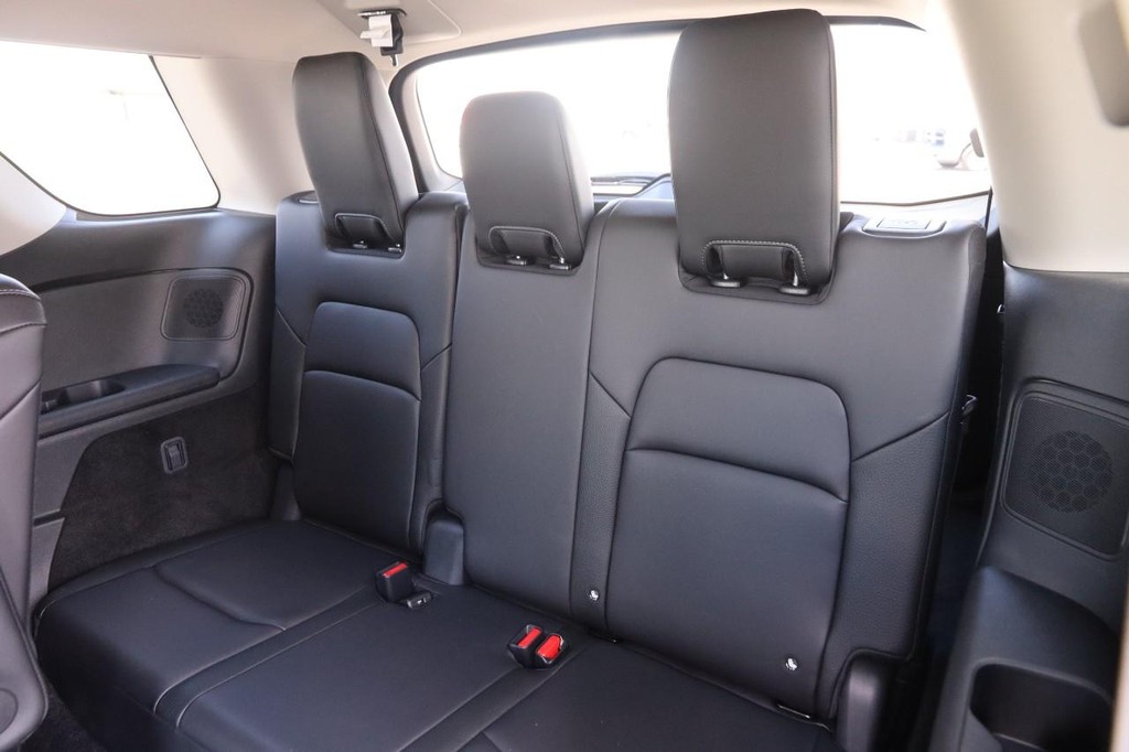 Nissan Pathfinder Vehicle Full-screen Gallery Image 11