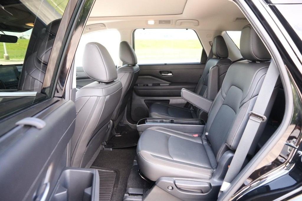Nissan Pathfinder Vehicle Full-screen Gallery Image 12