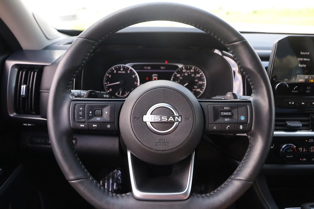 Nissan Pathfinder Vehicle Full-screen Gallery Image 13