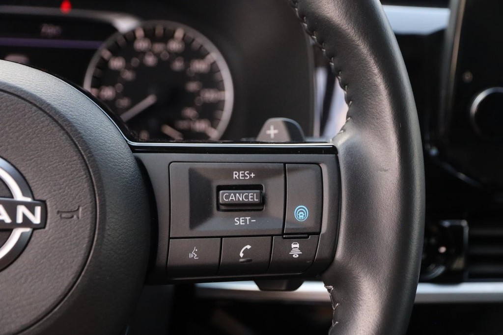 Nissan Pathfinder Vehicle Full-screen Gallery Image 15