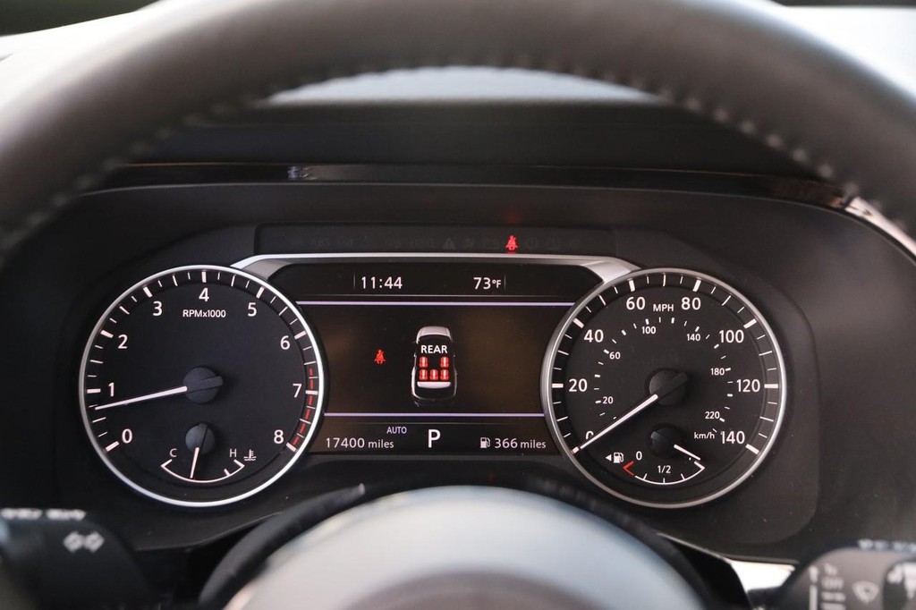 Nissan Pathfinder Vehicle Full-screen Gallery Image 16