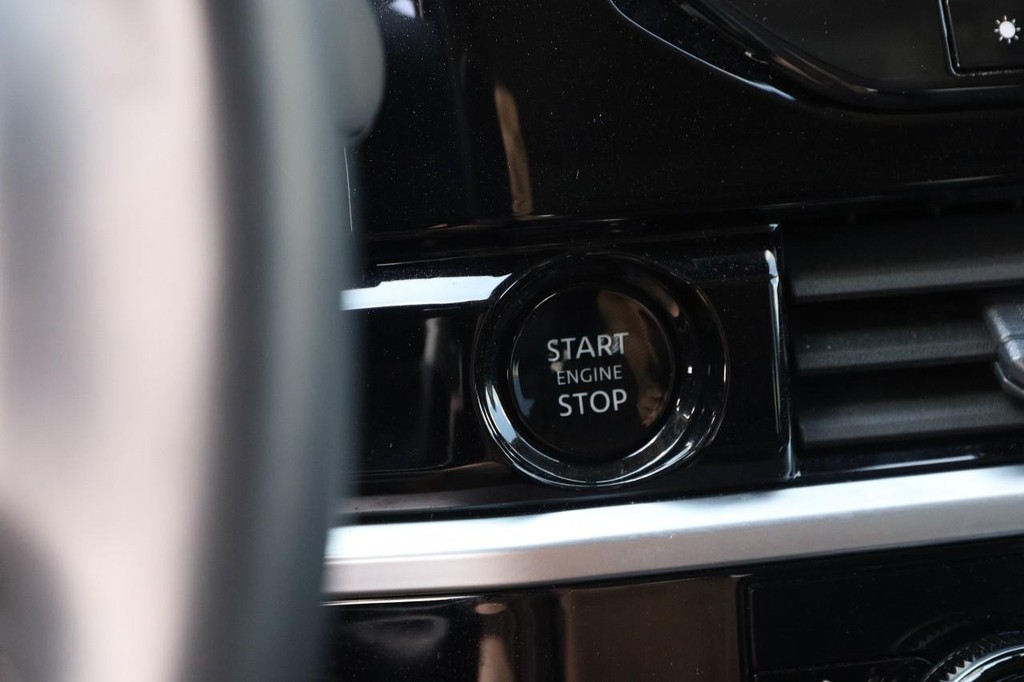 Nissan Pathfinder Vehicle Full-screen Gallery Image 17