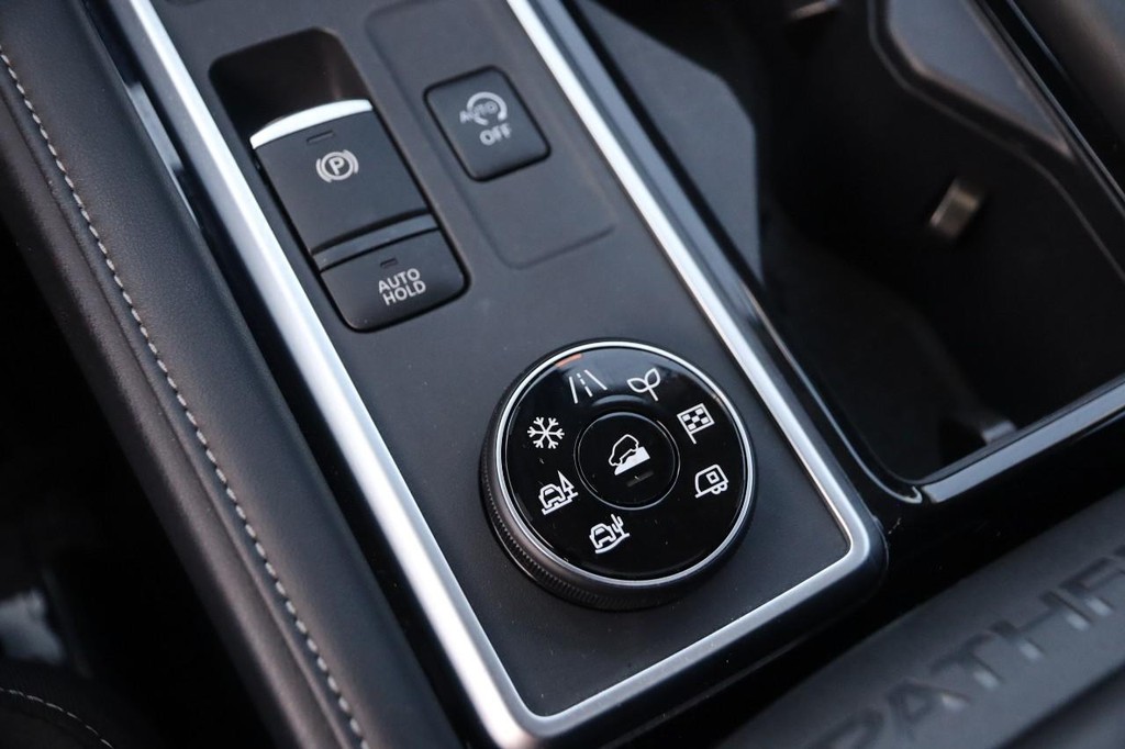 Nissan Pathfinder Vehicle Full-screen Gallery Image 21