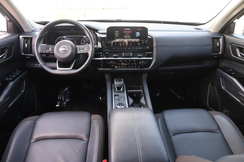 Nissan Pathfinder Vehicle Full-screen Gallery Image 24