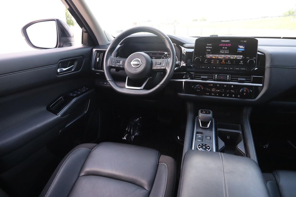 Nissan Pathfinder Vehicle Full-screen Gallery Image 25