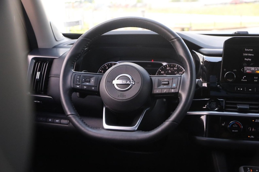 Nissan Pathfinder Vehicle Full-screen Gallery Image 26