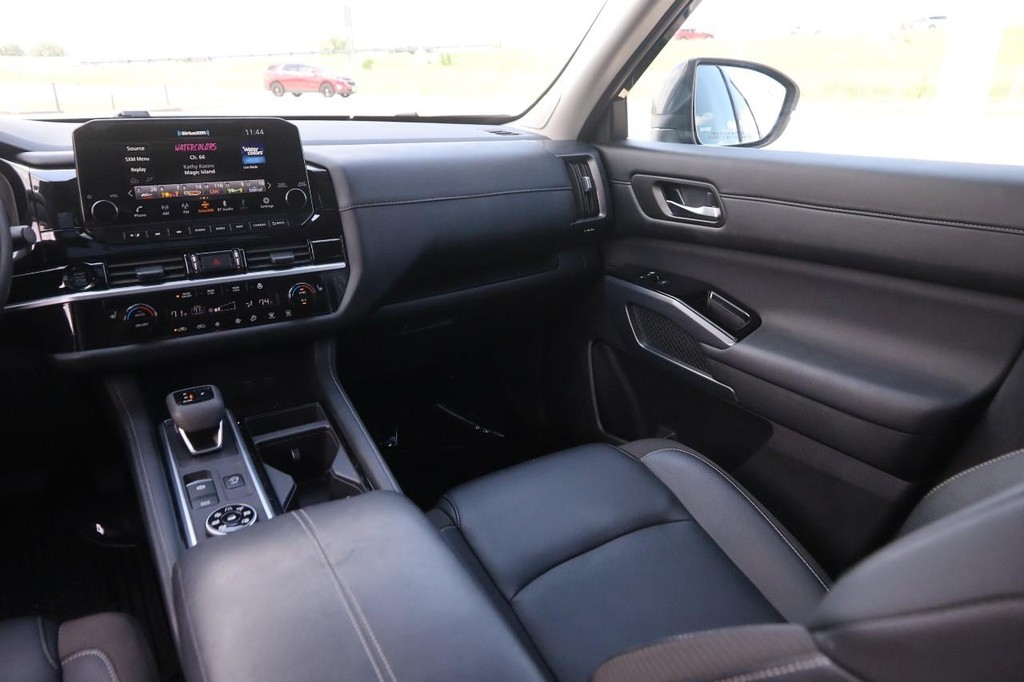Nissan Pathfinder Vehicle Full-screen Gallery Image 28