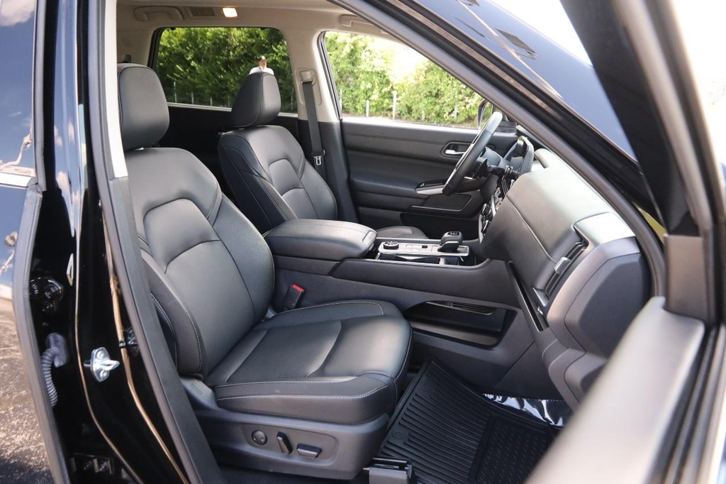 Nissan Pathfinder Vehicle Full-screen Gallery Image 29