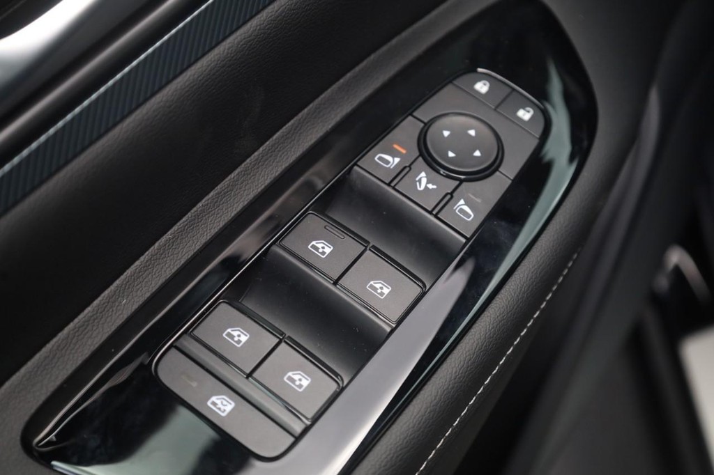 Nissan Murano Vehicle Image 11