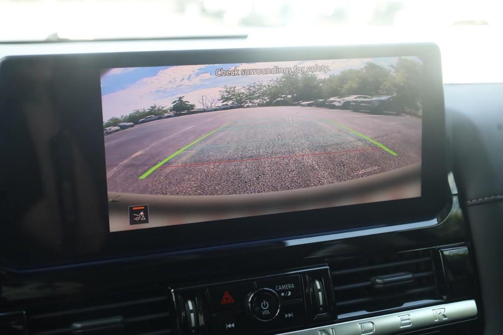 Nissan Pathfinder Vehicle Image 15