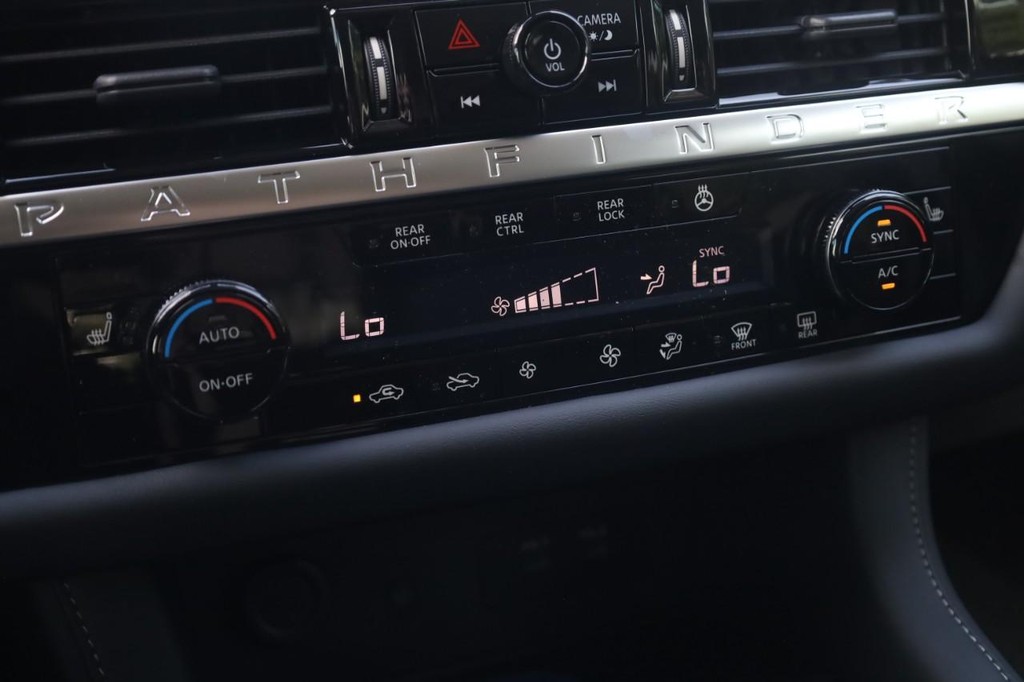 Nissan Pathfinder Vehicle Image 16