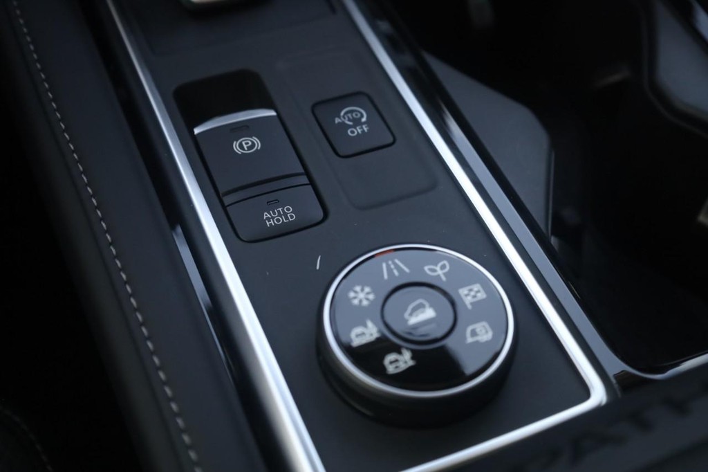 Nissan Pathfinder Vehicle Image 18