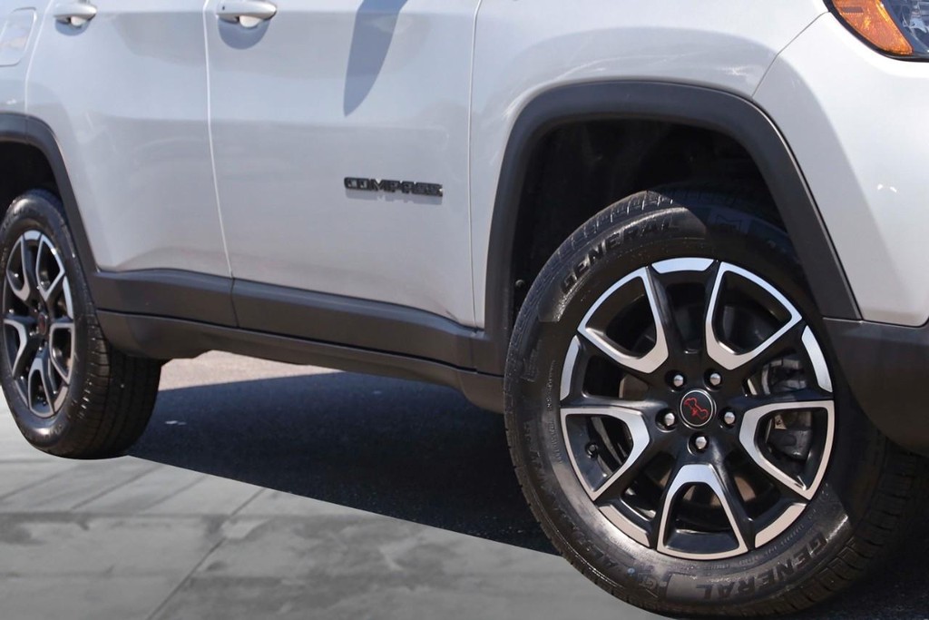 Jeep Compass Vehicle Full-screen Gallery Image 3