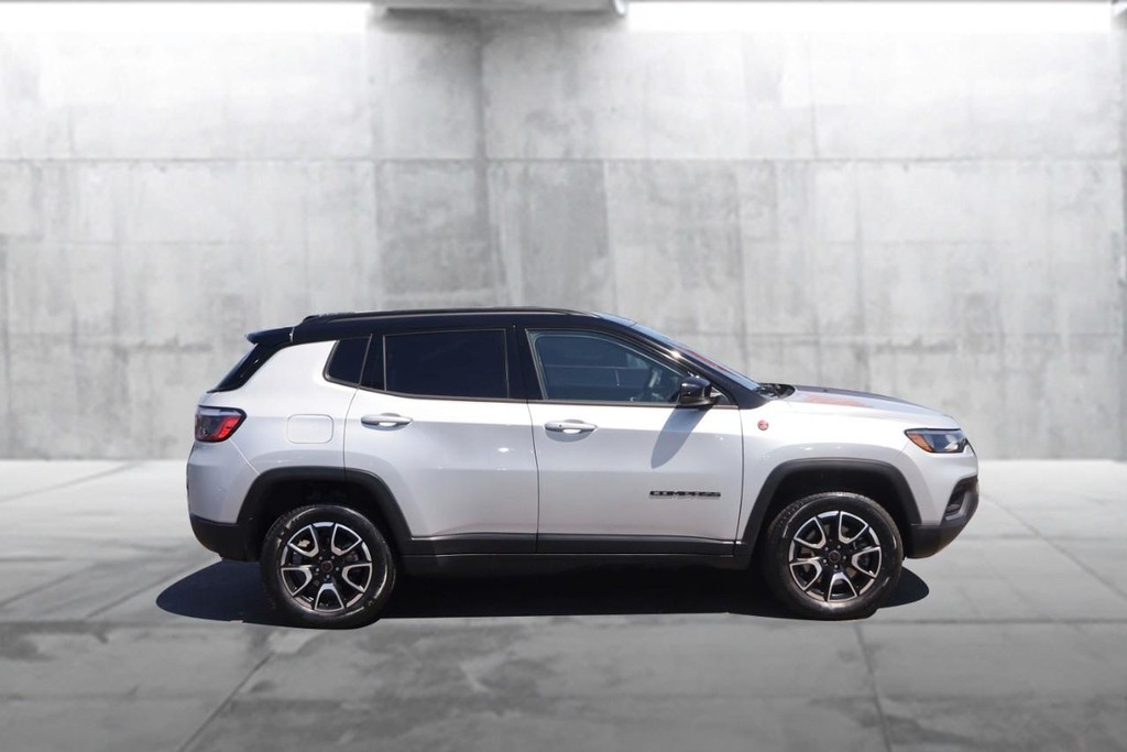 Jeep Compass Vehicle Full-screen Gallery Image 5