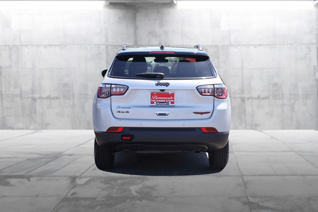 Jeep Compass Vehicle Full-screen Gallery Image 6