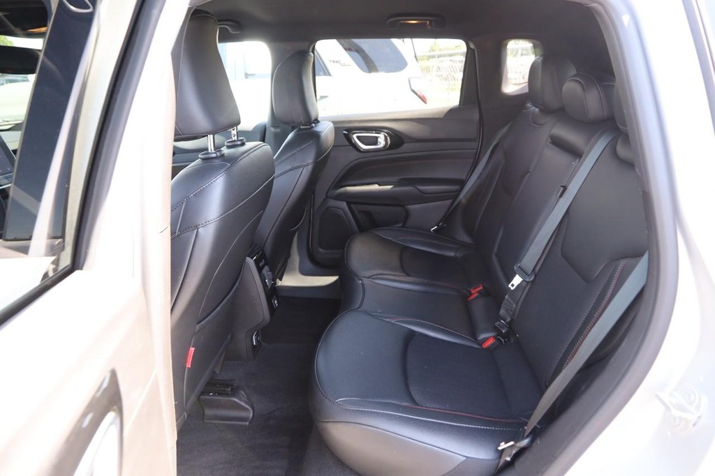 Jeep Compass Vehicle Full-screen Gallery Image 9