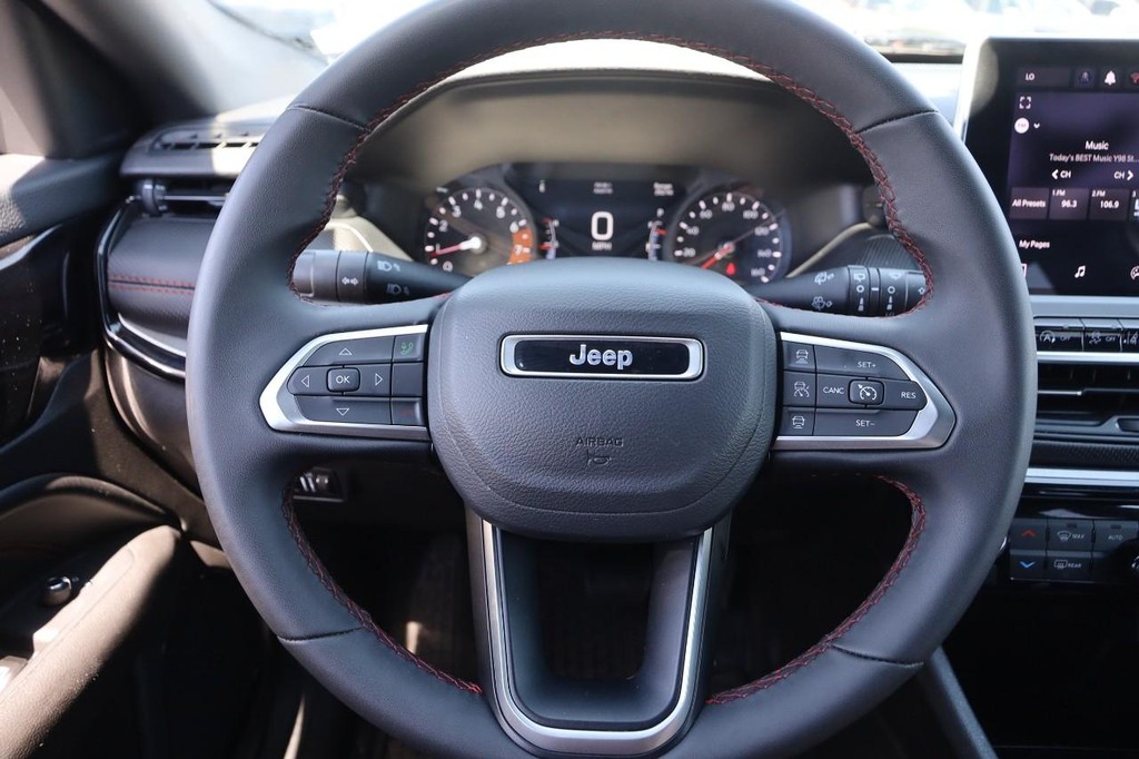 Jeep Compass Vehicle Full-screen Gallery Image 10