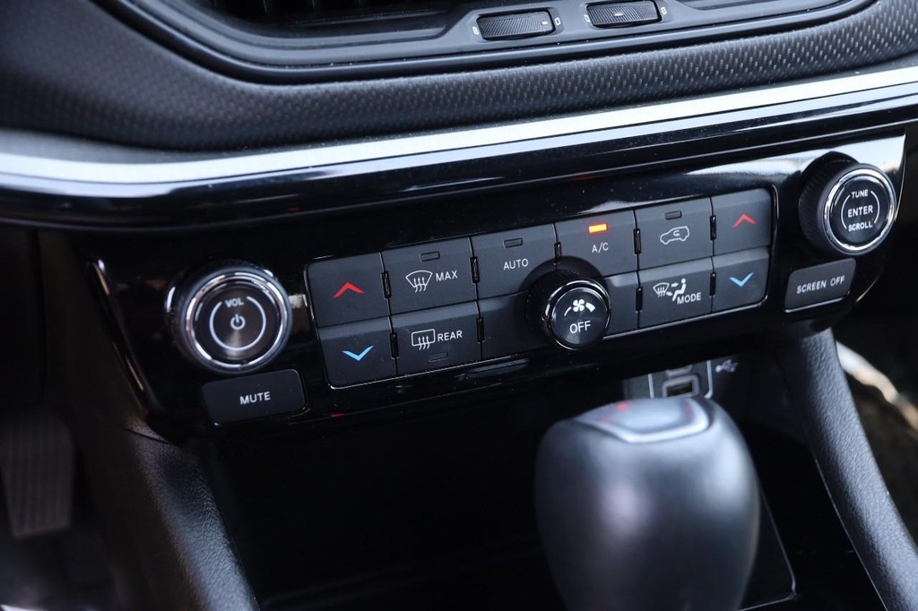 Jeep Compass Vehicle Full-screen Gallery Image 18