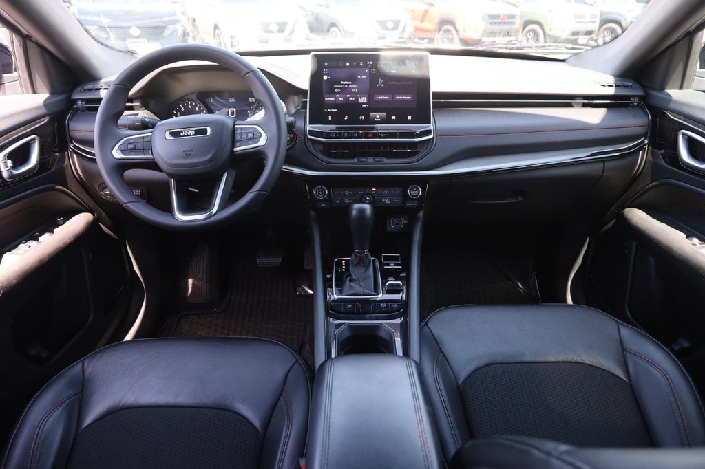 Jeep Compass Vehicle Full-screen Gallery Image 22