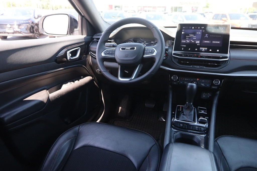 Jeep Compass Vehicle Full-screen Gallery Image 23