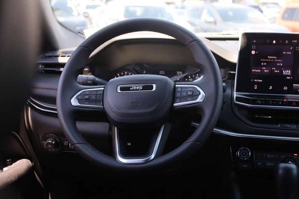 Jeep Compass Vehicle Full-screen Gallery Image 24