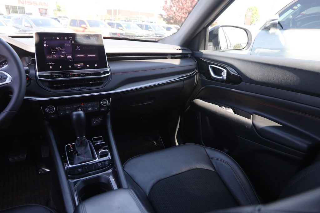 Jeep Compass Vehicle Full-screen Gallery Image 26