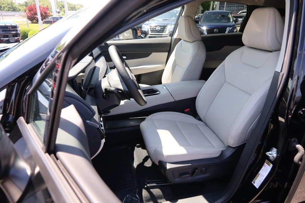 Nissan Murano Vehicle Full-screen Gallery Image 9